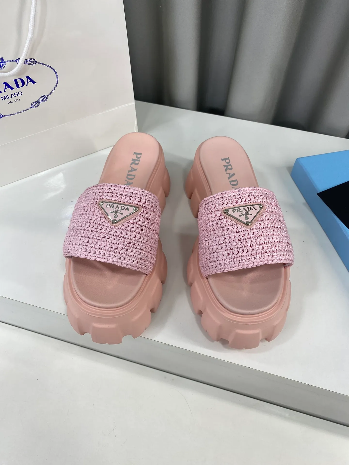 💕💕Factory direct selling price p460💕💕 Prada's latest tooth-woven thick-soled triangle buckle slippers☑️ Latest environmentally friendly PP material, fully handmade crochet, just like knitting sweaters, slow work and meticulous work, retro fashionable thick-soled shoes, with rubber uppers, making the whole pair of shoes light and comfortable. Bright colors, a variety of choices to meet the needs of fashionable people with different styles! The iconic metal triangle logo is paired with the shape of ancient beach slippers. Every design element is fashionable! Size: Women's 35-39 (34, 40, custom-made, non-returnable) Full set of counter original packaging